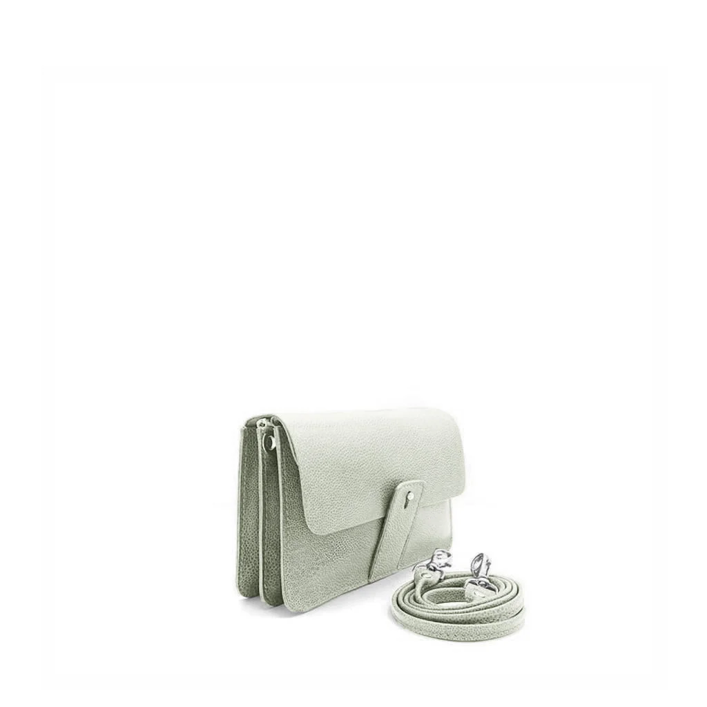 Le LOU FAÇON GALUCHAT, un sac à main en cuir texturé vert clair doté d'une fermeture à rabat, est présenté aux côtés de sa bandoulière amovible assortie sur un fond blanc uni.