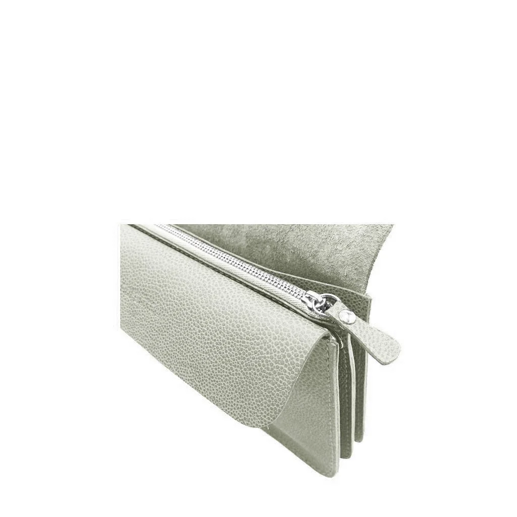 Le LOU FAÇON GALUCHAT est un portefeuille en cuir gris avec une finition texturée, doté d'un design partiellement ouvert et d'une fermeture à glissière visible.