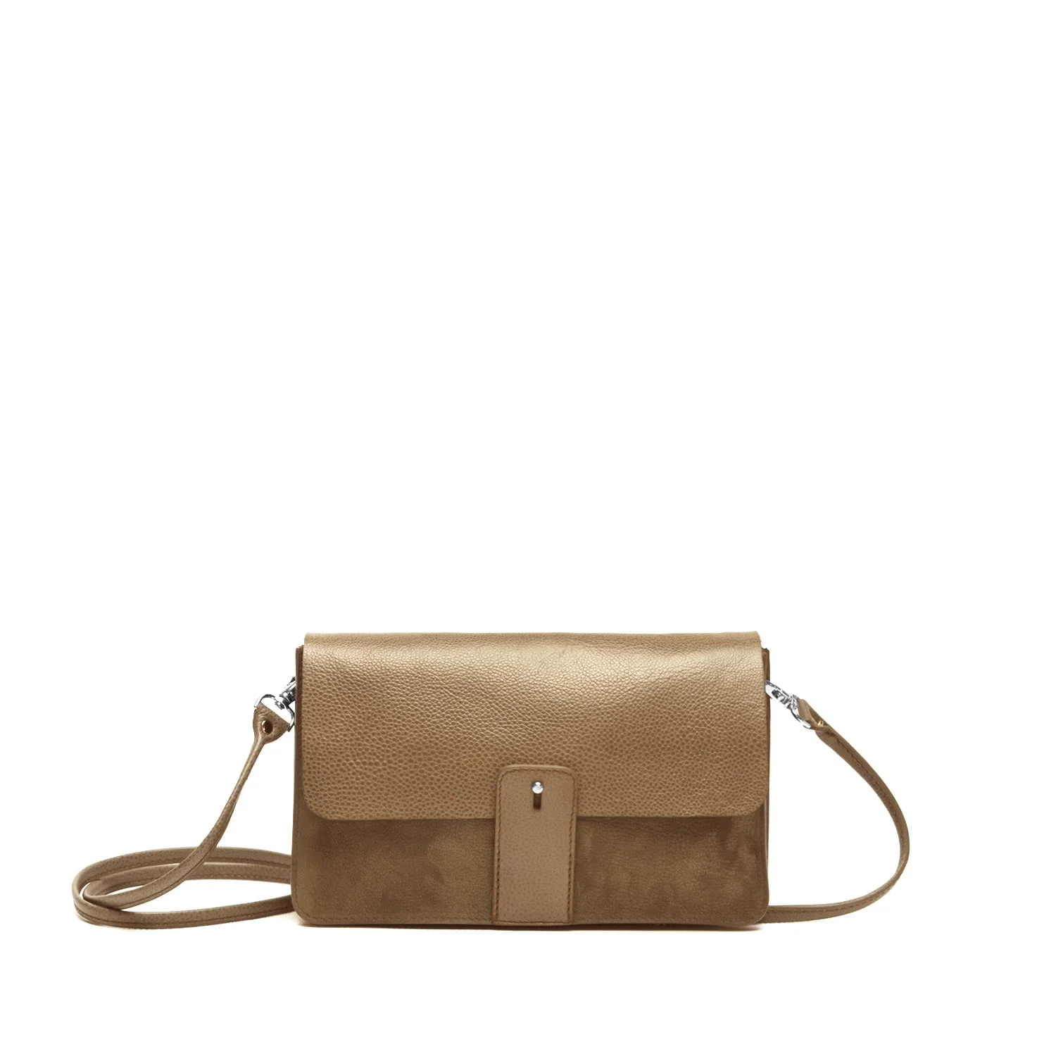 Un sac à bandoulière en cuir beige avec une fermeture à rabat et une fine bandoulière.