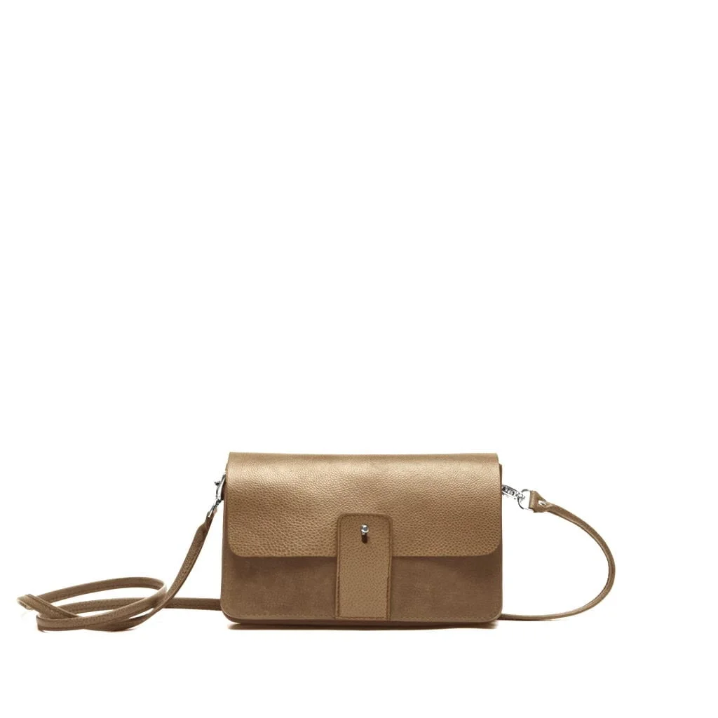 Un sac à bandoulière en cuir beige avec une fermeture à rabat et une bandoulière réglable est centré sur un fond blanc.