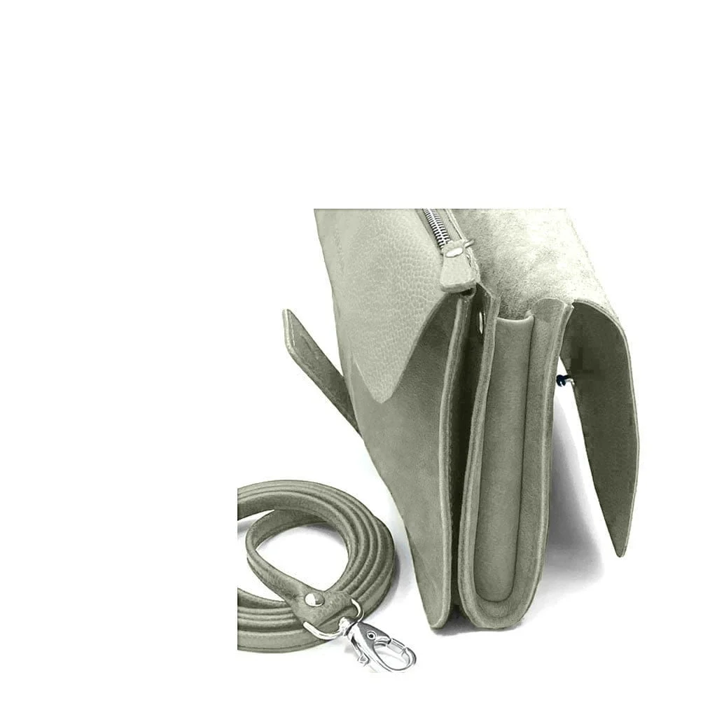 Gros plan du sac à main LOU en daim gris, mettant en valeur ses trois compartiments et sa bandoulière amovible et spiralée avec clips métalliques, sur fond blanc.