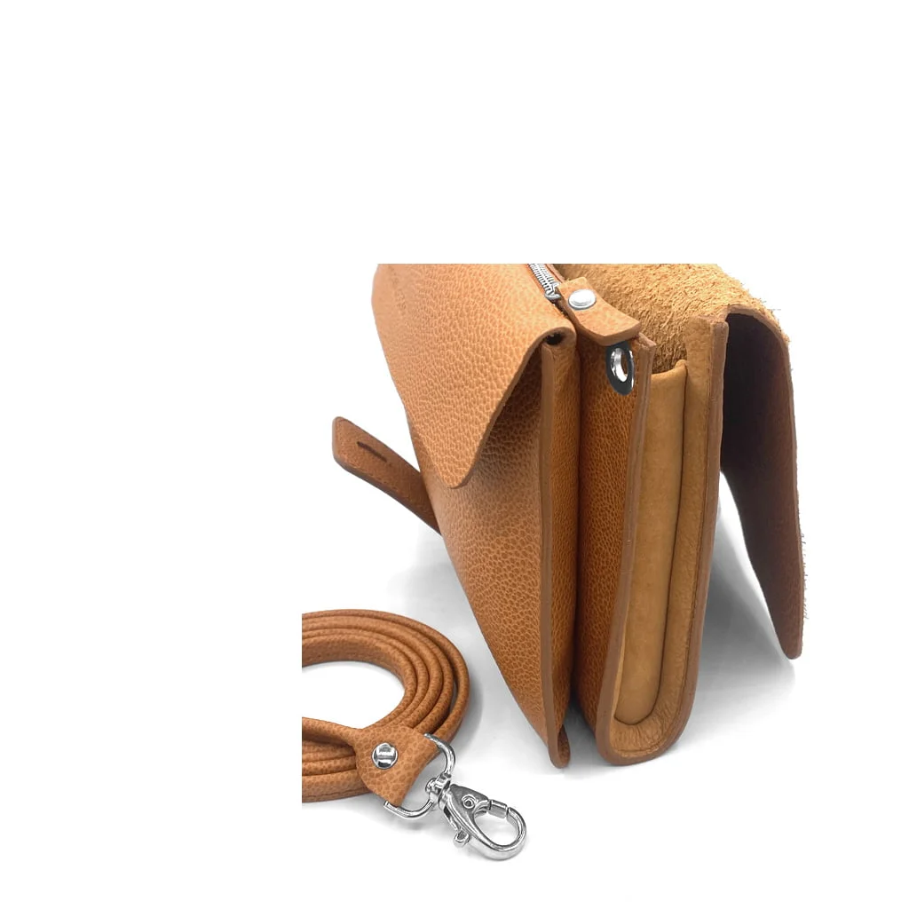 LOU FAÇON GALUCHAT, un sac bandoulière en cuir marron doté d'accessoires argentés et d'une bandoulière amovible, présenté à la verticale pour mettre en valeur le côté et la bandoulière.