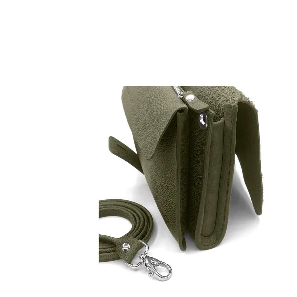 Gros plan du LOU FAÇON GALUCHAT, un sac à main texturé vert olive doté d'une bandoulière amovible et d'accessoires argentés, sur fond blanc.