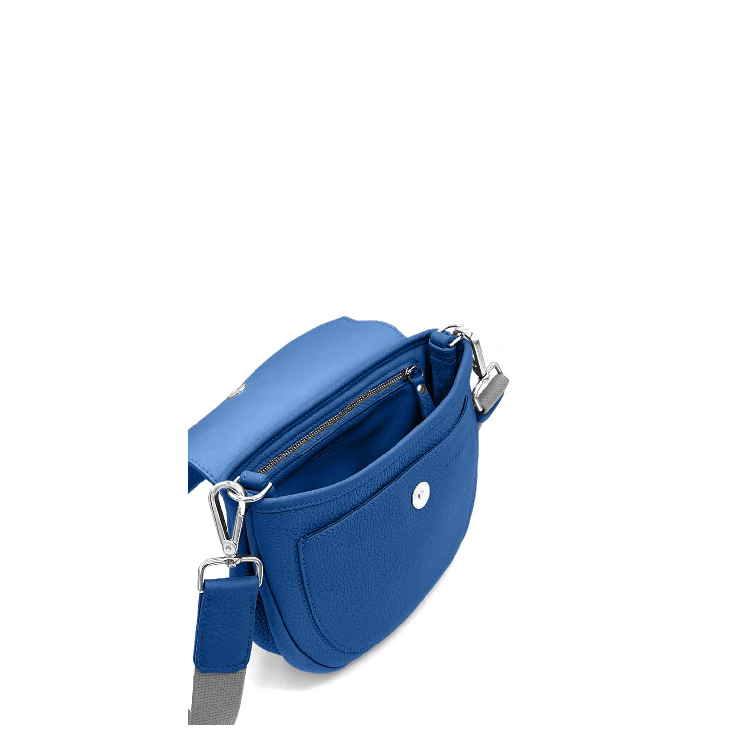 MIA Sangle - Un sac à bandoulière en cuir bleu doté d'une poche avant, d'accessoires argentés et d'une bandoulière réglable grise, vu d'en haut sous un angle.