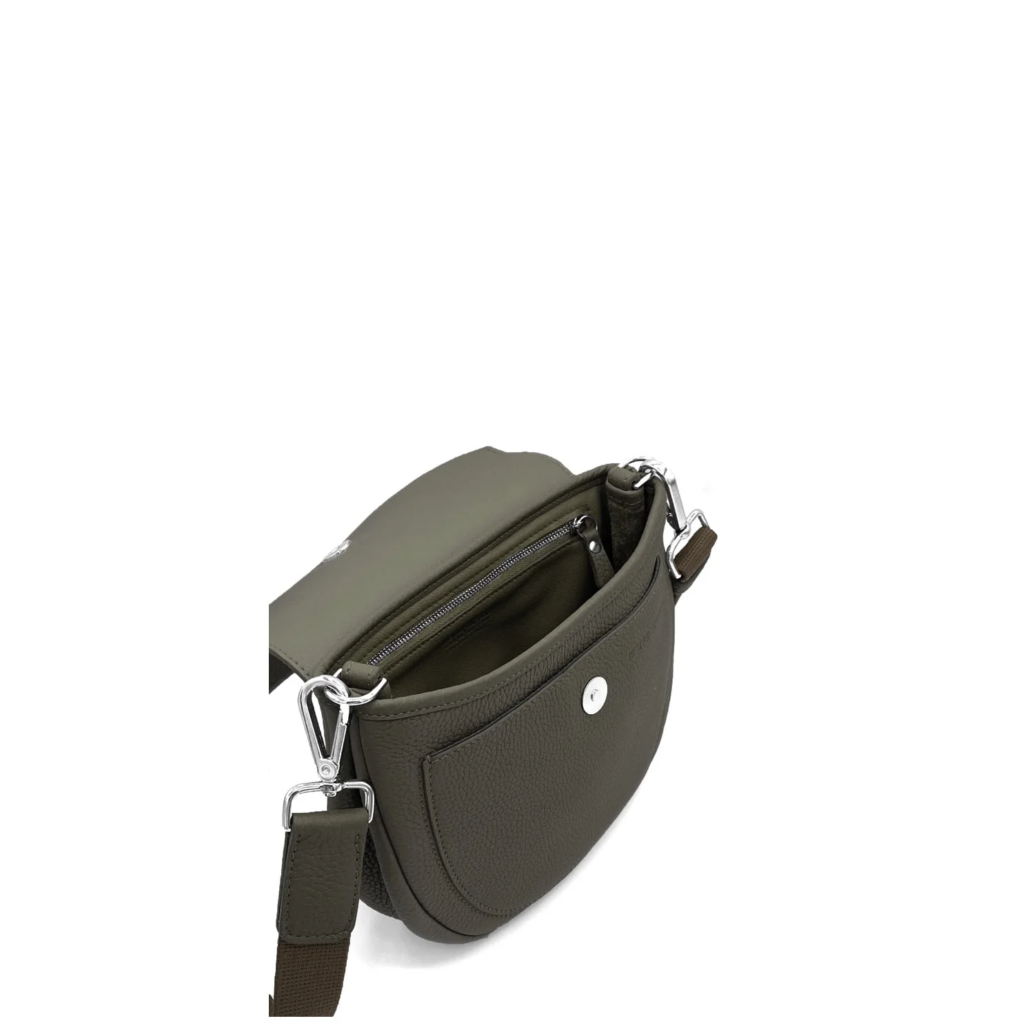 Le MIA Sangle est un sac à bandoulière en cuir vert doté d'un rabat et d'un compartiment principal zippé, avec une fermeture à bouton argenté et une bandoulière amovible.
