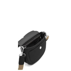Présentation du MIA Sangle : un sac à main en cuir noir doté d'un rabat élégant, d'une poche extérieure et d'un élégant bouton argenté. Il est livré avec une bandoulière bicolore réglable accentuée par des détails argentés.