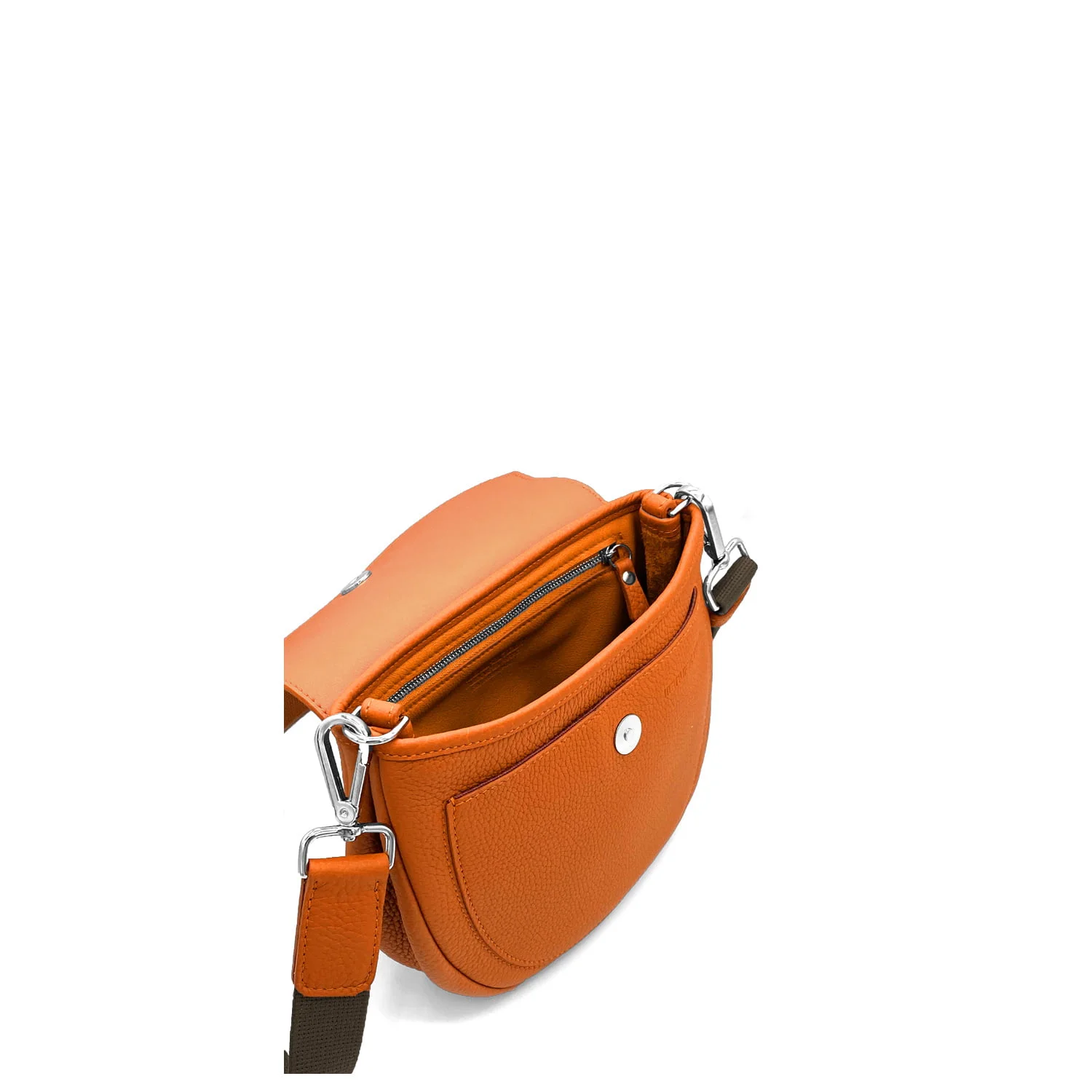 Le MIA Sangle est un sac à bandoulière en cuir orange doté d'une poche avant, d'accessoires argentés et d'une bandoulière marron réglable.