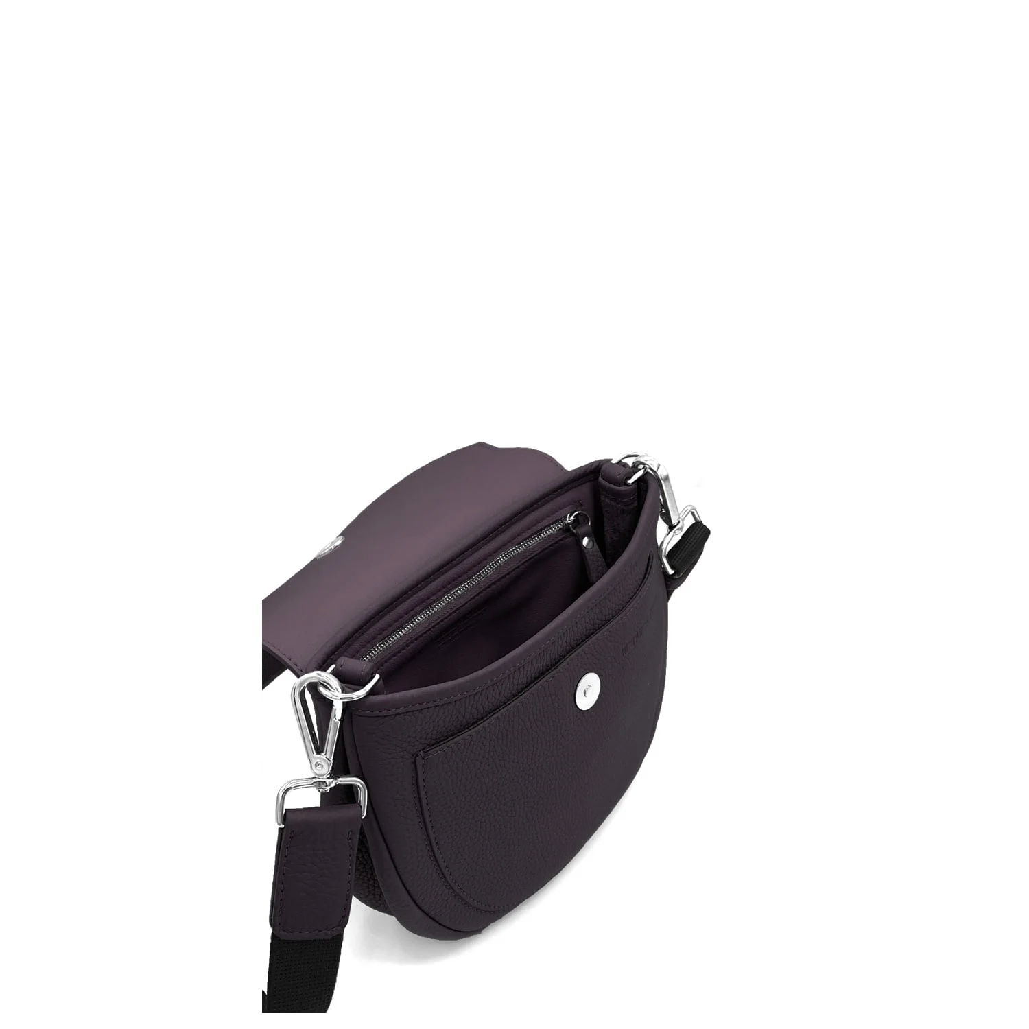 Le MIA Sangle est un petit sac bandoulière en cuir foncé doté d'une poche avant et d'accessoires argentés. Le dessus est dézippé, révélant l'intérieur.