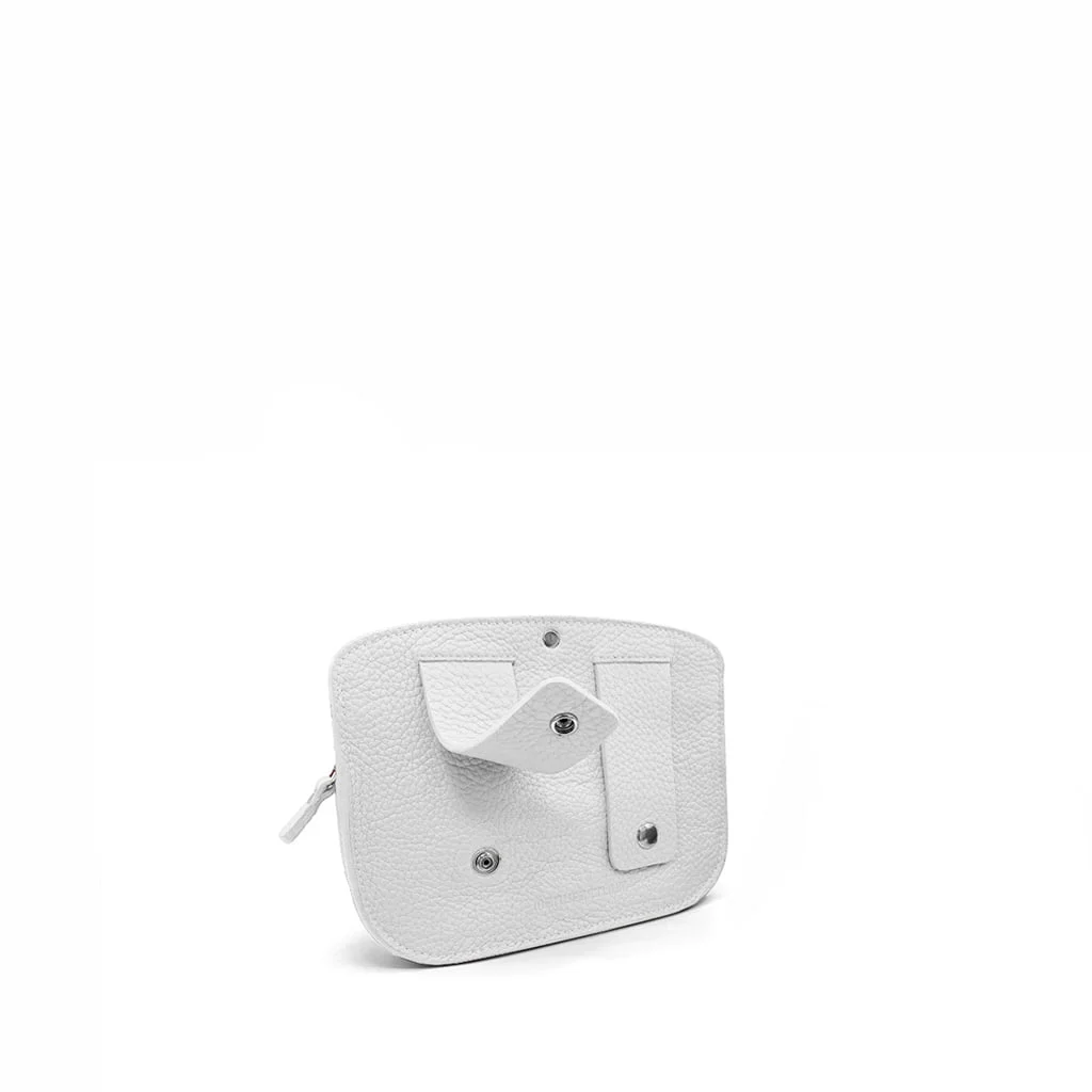 POCHETTE MAE, une pochette blanche texturée dotée de rivets métalliques et d'une sangle avant, présentée sur un fond blanc uni.