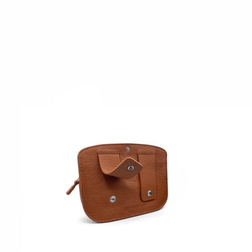 MAE Sangle, une pochette en cuir marron dotée d'un rabat avant et d'une fermeture à bouton-pression, présentée sur un fond blanc.