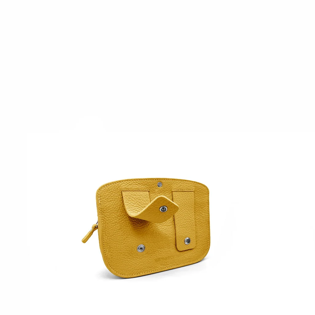 POCHETTE MAE : Pochette en cuir jaune dotée d'une fermeture éclair et d'un rabat à bouton-pression sur le devant.