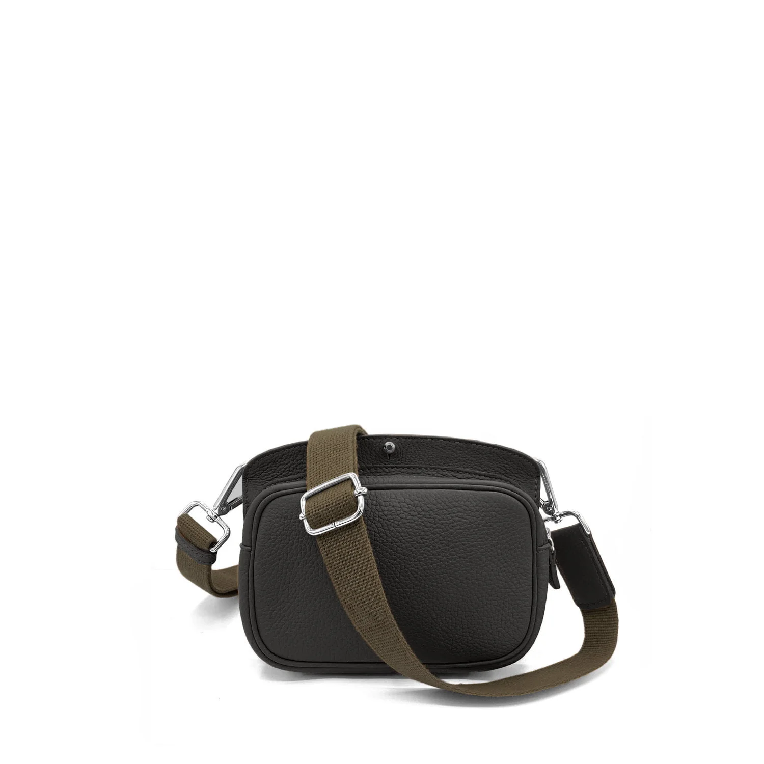Le MAE Sangle est un sac bandoulière compact en cuir doté d'un extérieur sombre, complété par une bandoulière réglable marron et des fermoirs argentés, le tout sur un fond blanc.