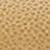 Gros plan d'une surface beige texturée et perforée avec de petits trous régulièrement espacés.