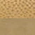 Vue rapprochée d'un motif en nid d'abeille au-dessus d'une surface unie et texturée, présentant des textures et des couleurs contrastées.