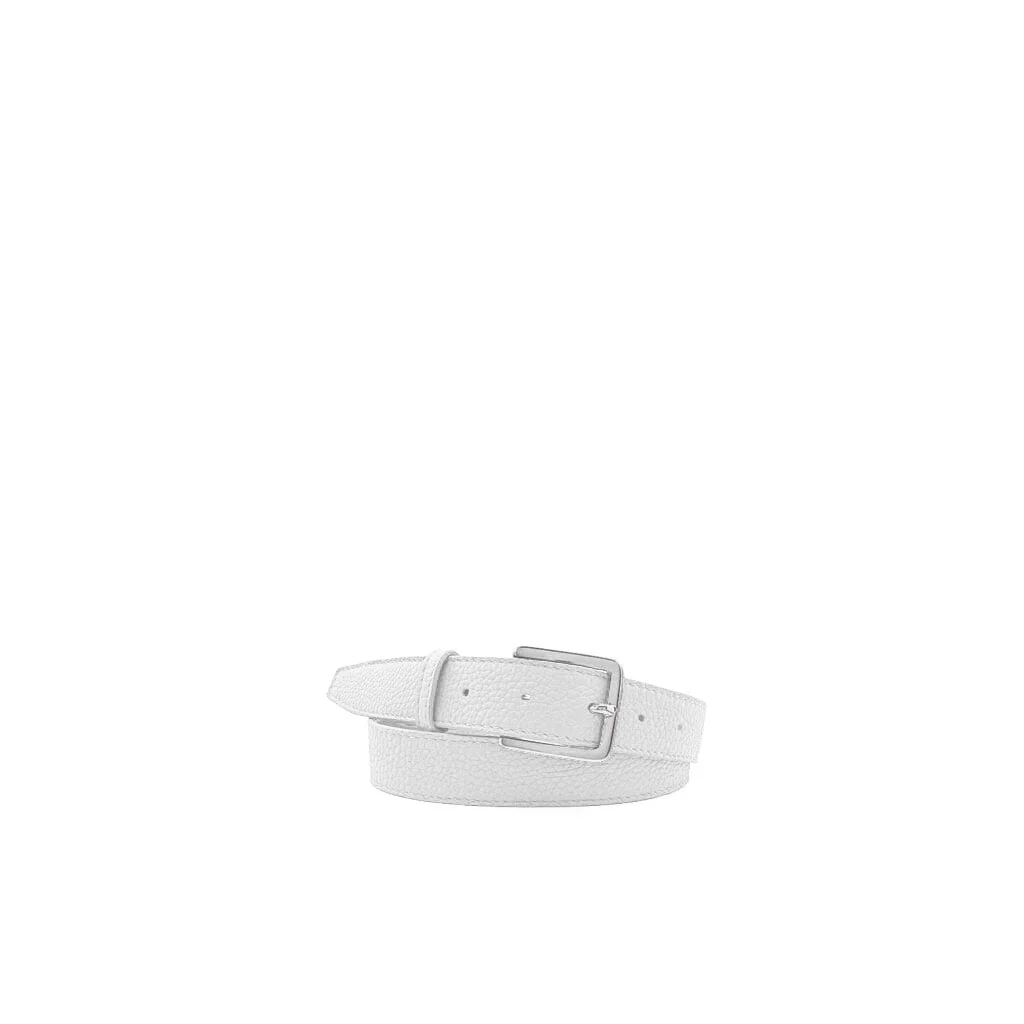 Une ceinture en cuir blanc enroulée avec une boucle argentée sur un fond blanc uni.