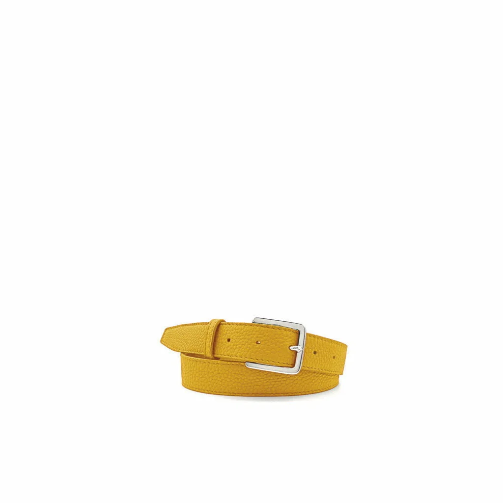 Ceinture en cuir jaune avec une boucle argentée, enroulée sur fond blanc.