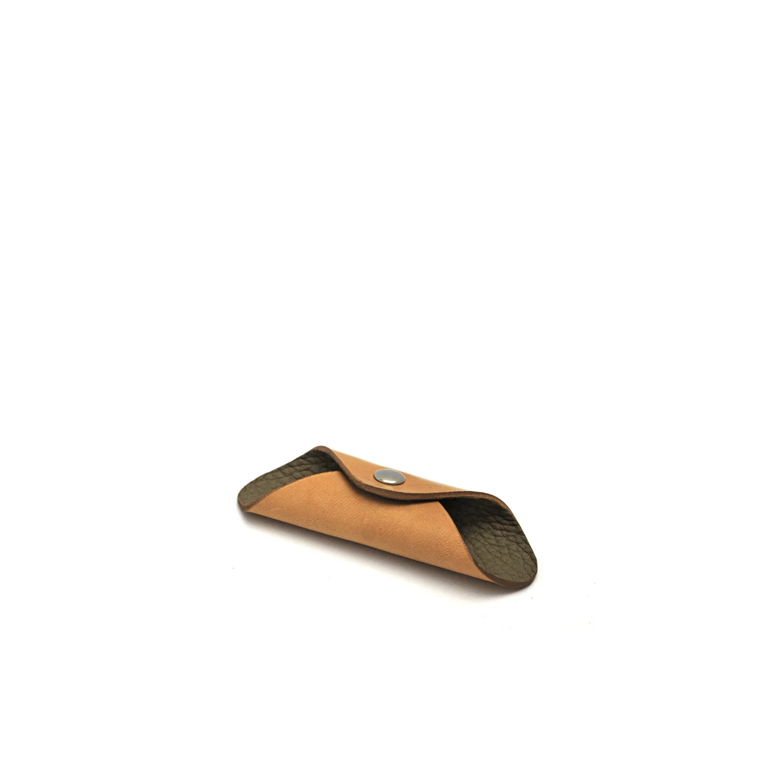 Une petite pochette en cuir marron avec une fermeture à bouton-pression sur un fond blanc uni.