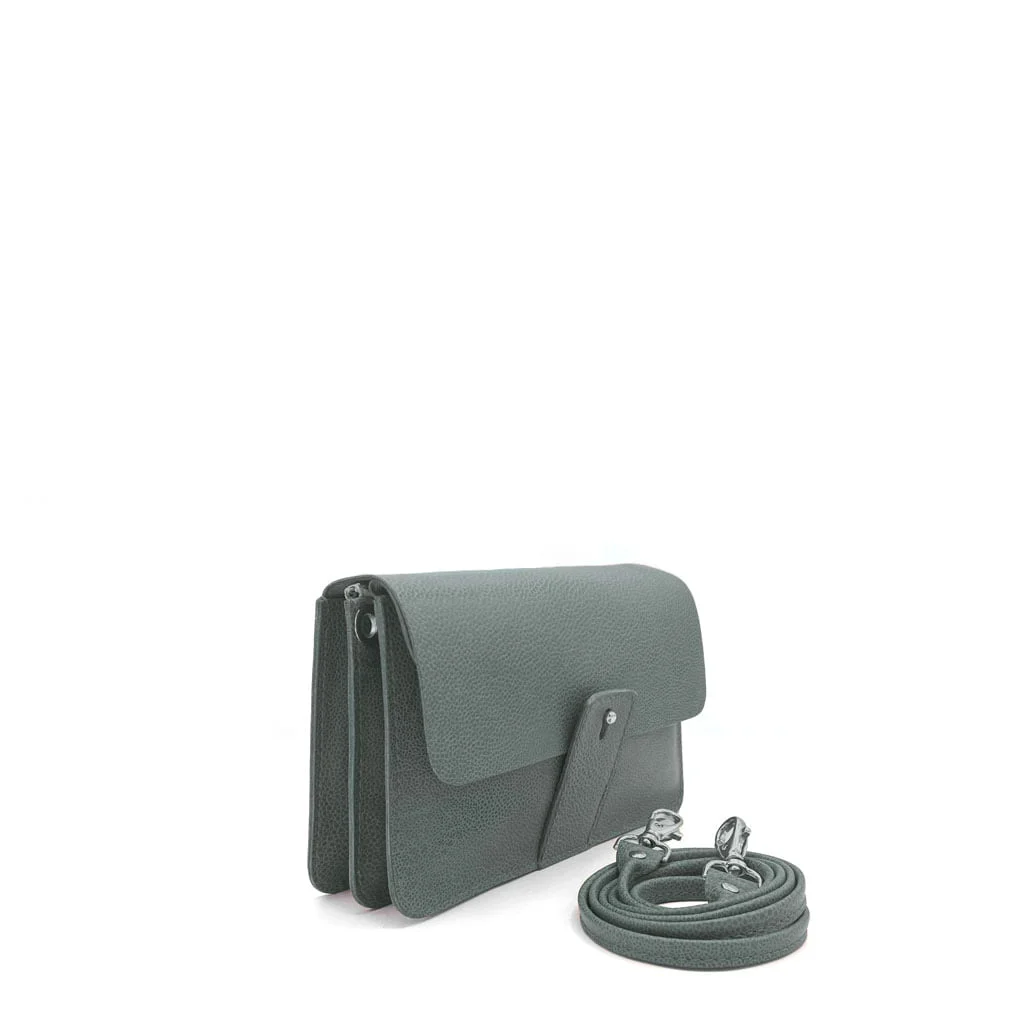 Sac à bandoulière en cuir gris avec fermeture à rabat et bandoulière amovible, présenté sur un fond blanc.