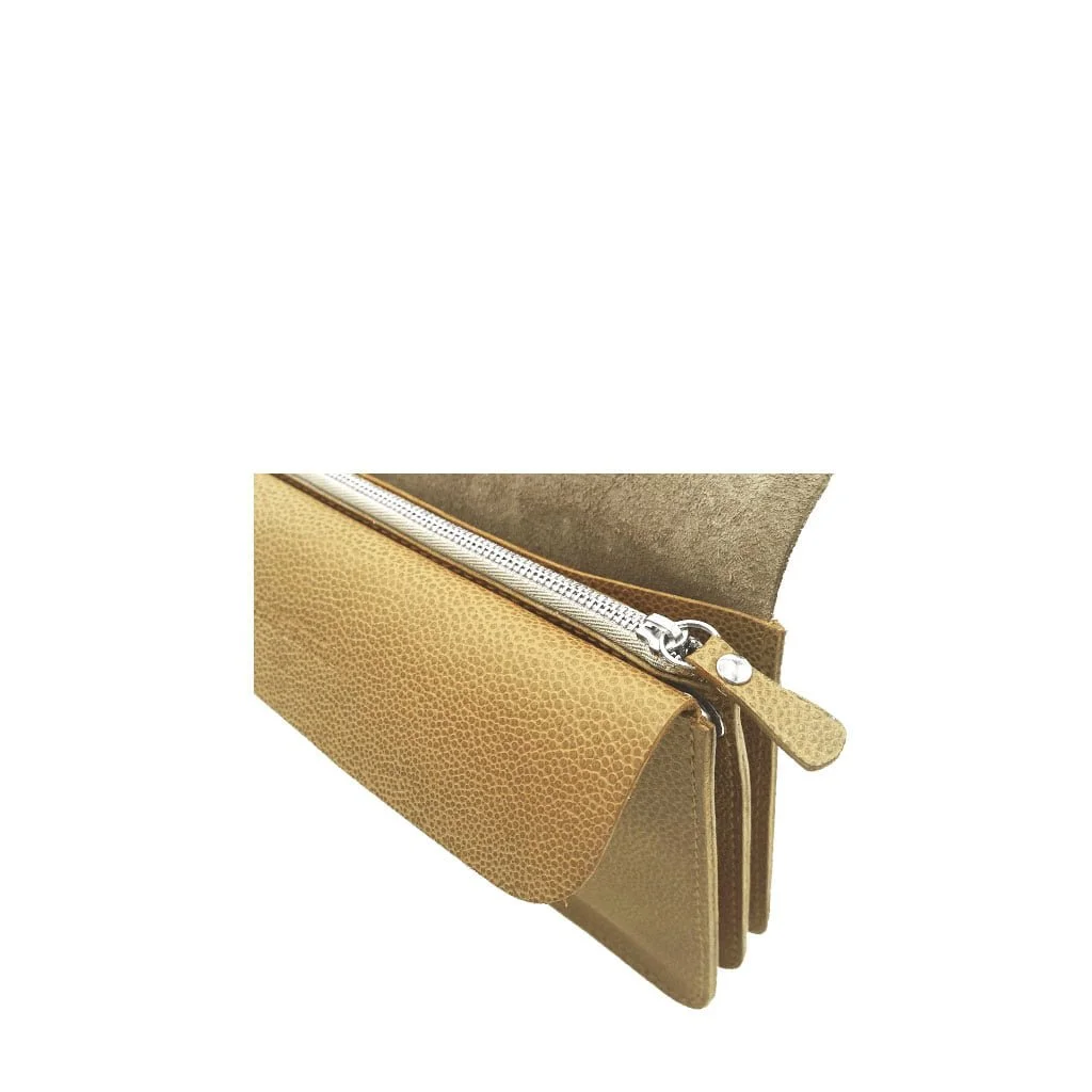 Un portefeuille en cuir marron partiellement ouvert pour montrer plusieurs compartiments, avec une fermeture à glissière et un bouton visibles.