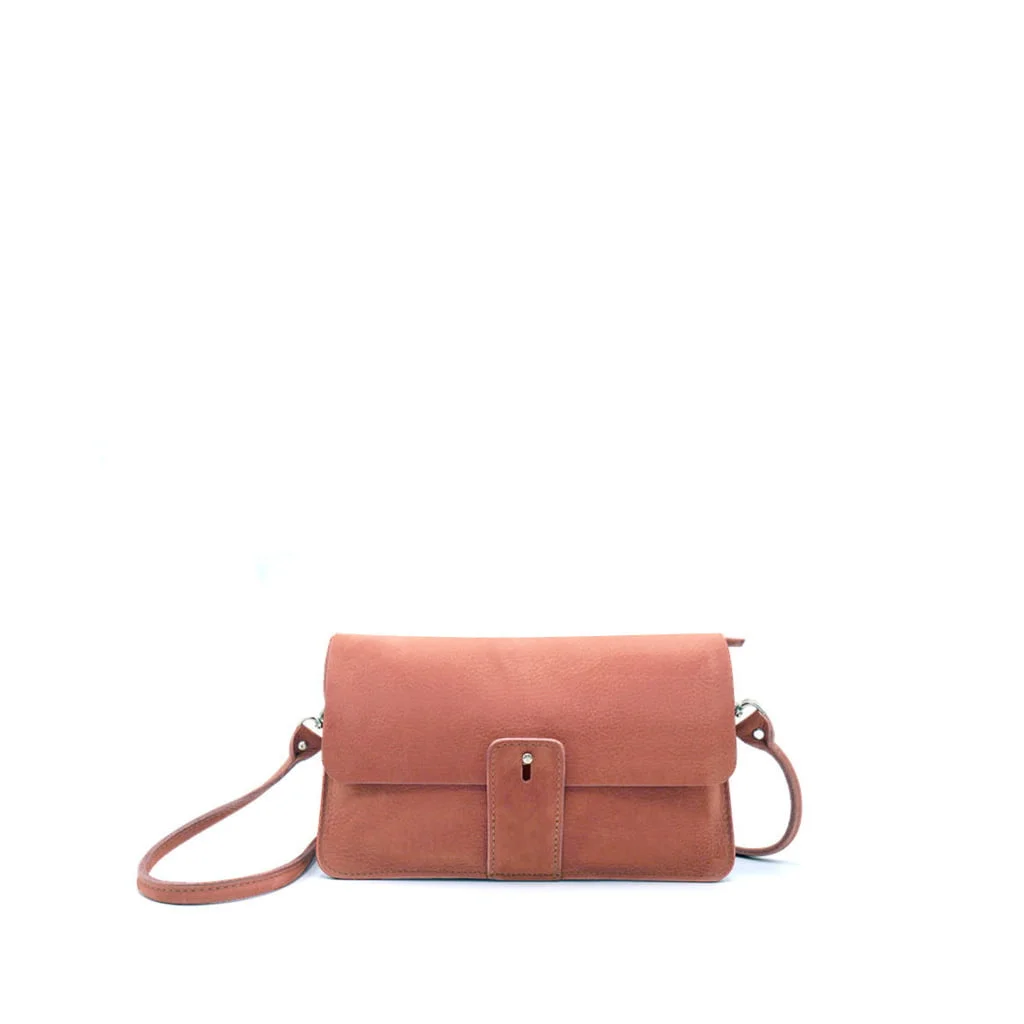 Un petit sac à bandoulière marron clair avec une fermeture à rabat et une boucle sur le devant.
