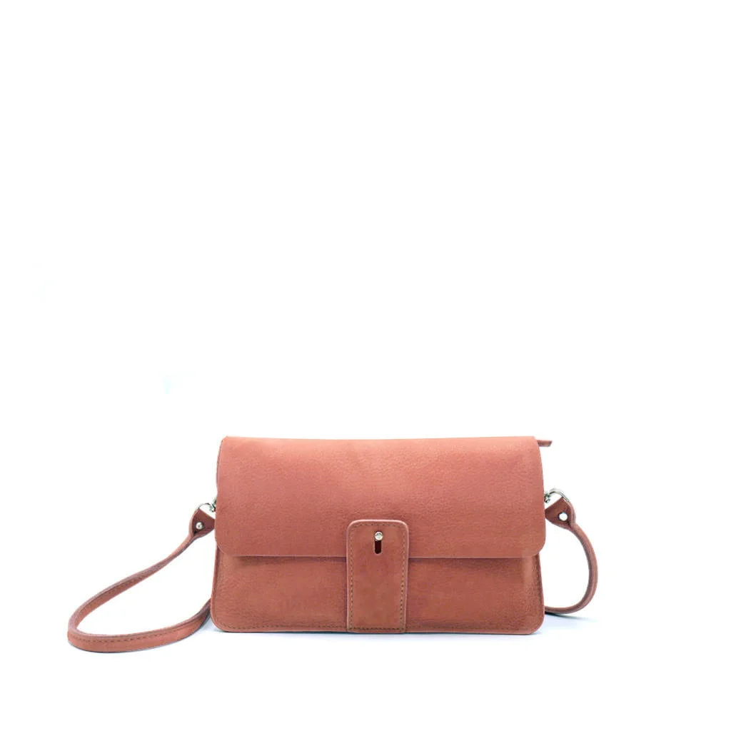 Un sac à main en cuir marron avec un rabat avant, une petite boucle et une bandoulière.