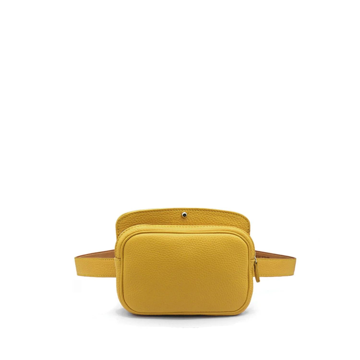 Un sac ceinture en cuir jaune avec une poche avant zippée et une bandoulière réglable, centré sur un fond blanc uni.