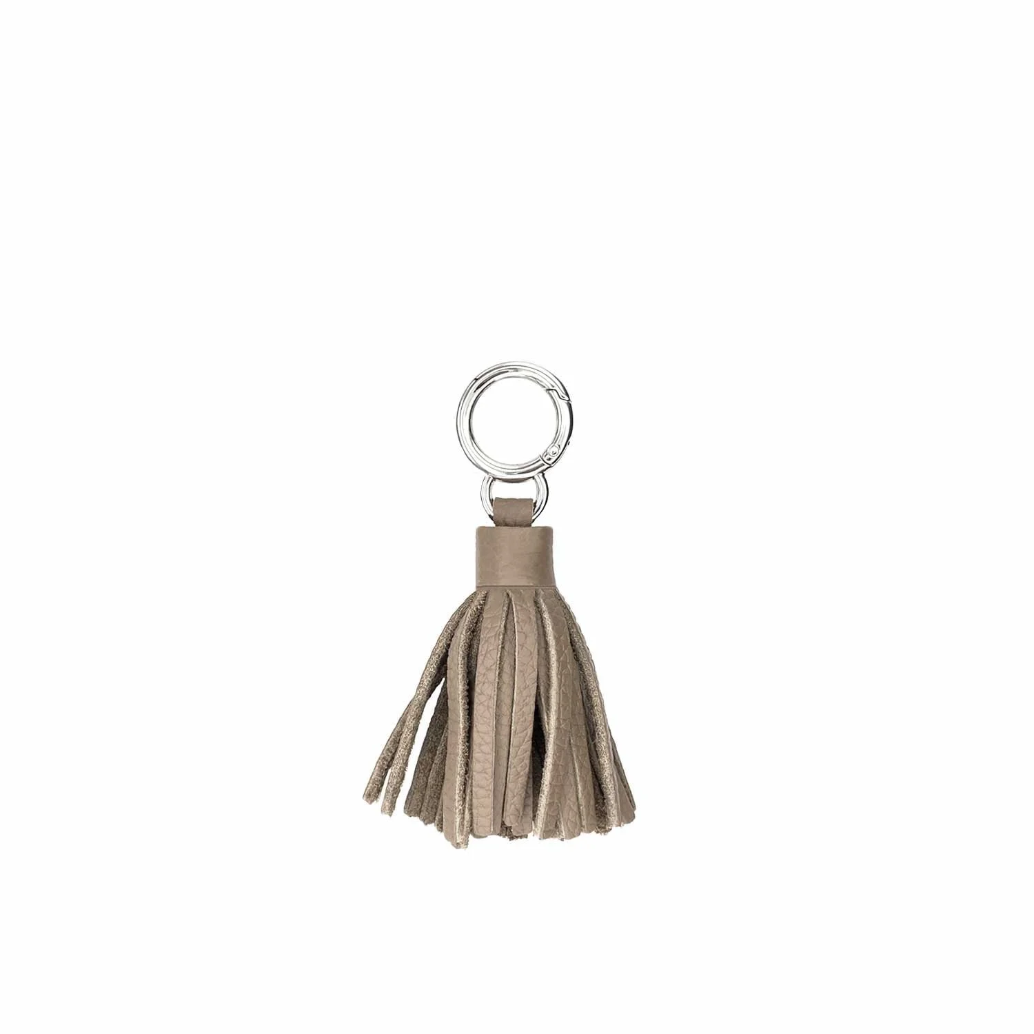 Porte-clés pompon en cuir beige avec un anneau en métal argenté sur fond blanc.