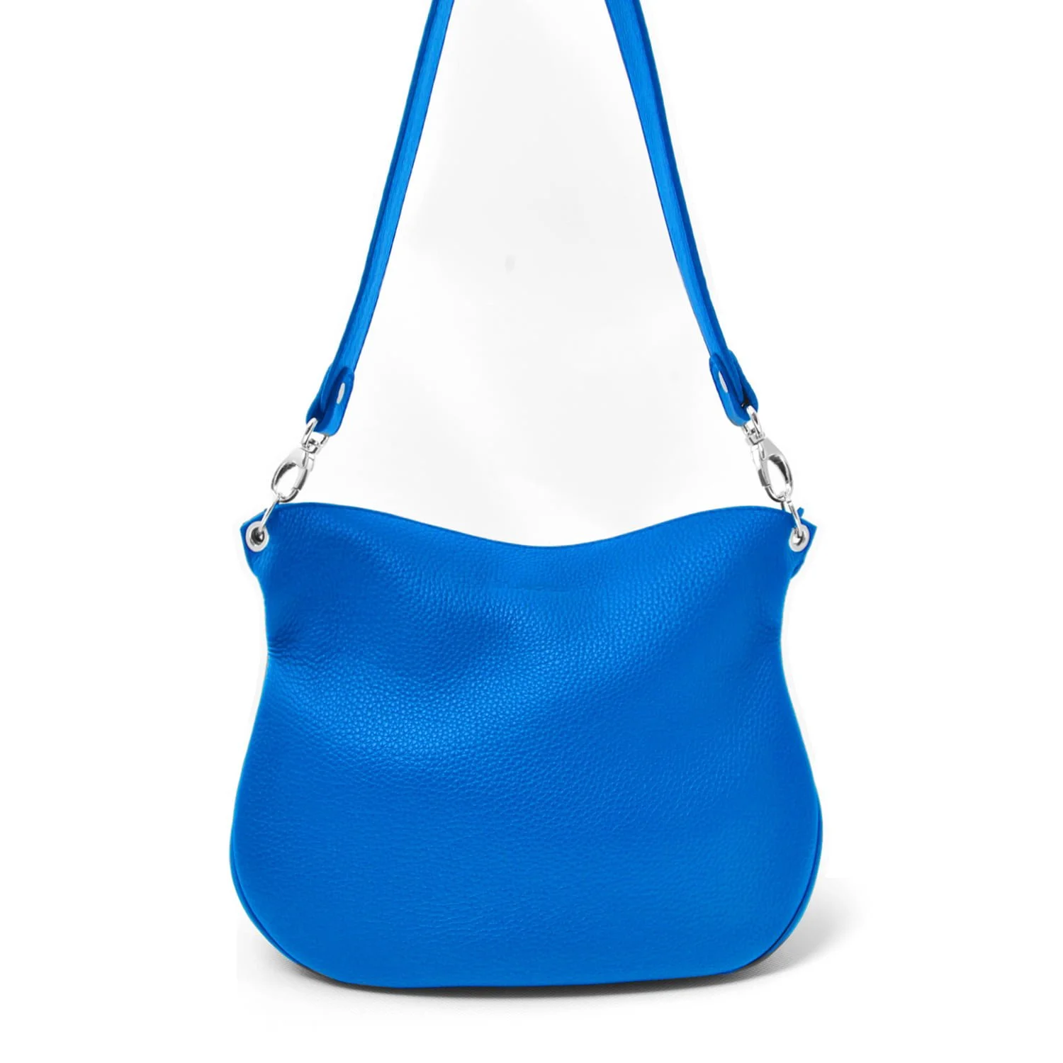Sac à main en cuir bleu vif avec une longue bandoulière et des accessoires argentés, conçu dans une forme simple et incurvée.