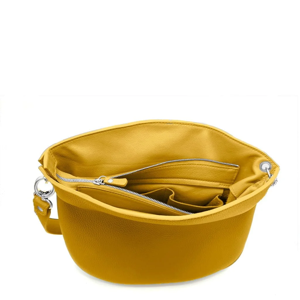 Sac ouvert jaune moutarde avec quincaillerie argentée, doté d'une poche zippée et d'une bandoulière réglable.