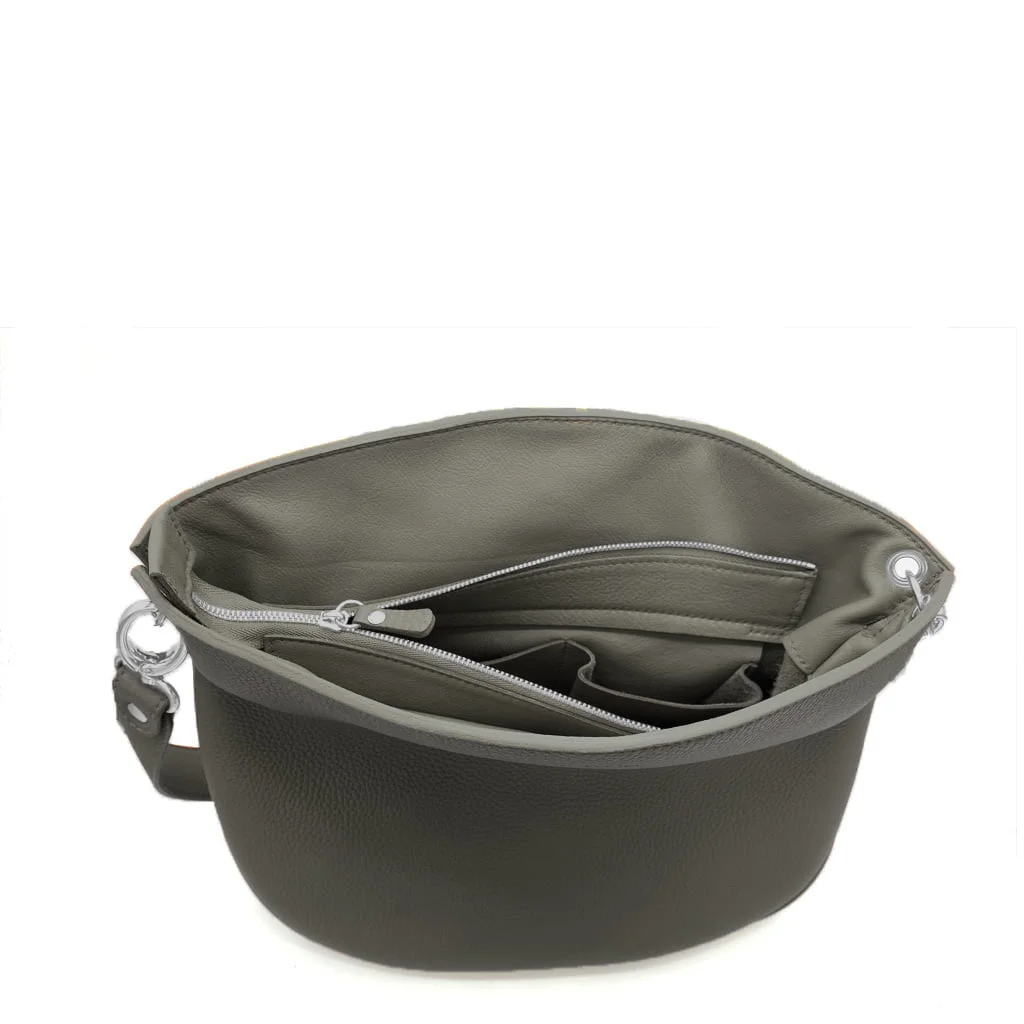 Sac à main vert olive ouvert présentant un compartiment zippé et des poches intérieures, avec du matériel argenté et une bandoulière réglable.