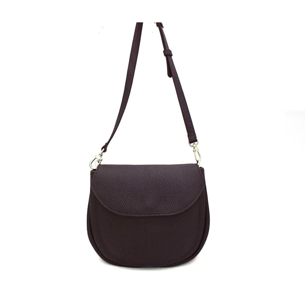 Un sac à bandoulière en cuir marron foncé avec une bandoulière réglable sur un fond blanc uni.
