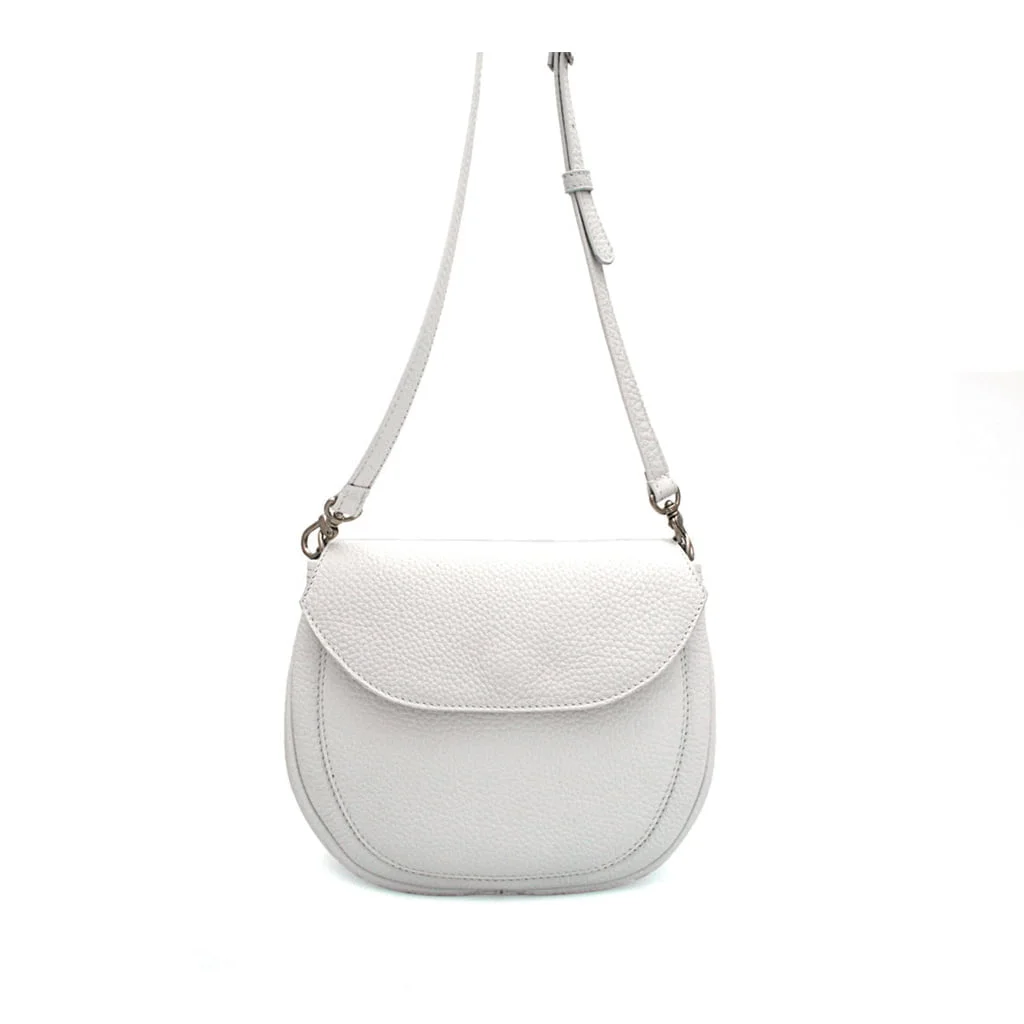 Sac à bandoulière en cuir blanc avec bandoulière réglable et fermeture à rabat sur fond blanc uni.