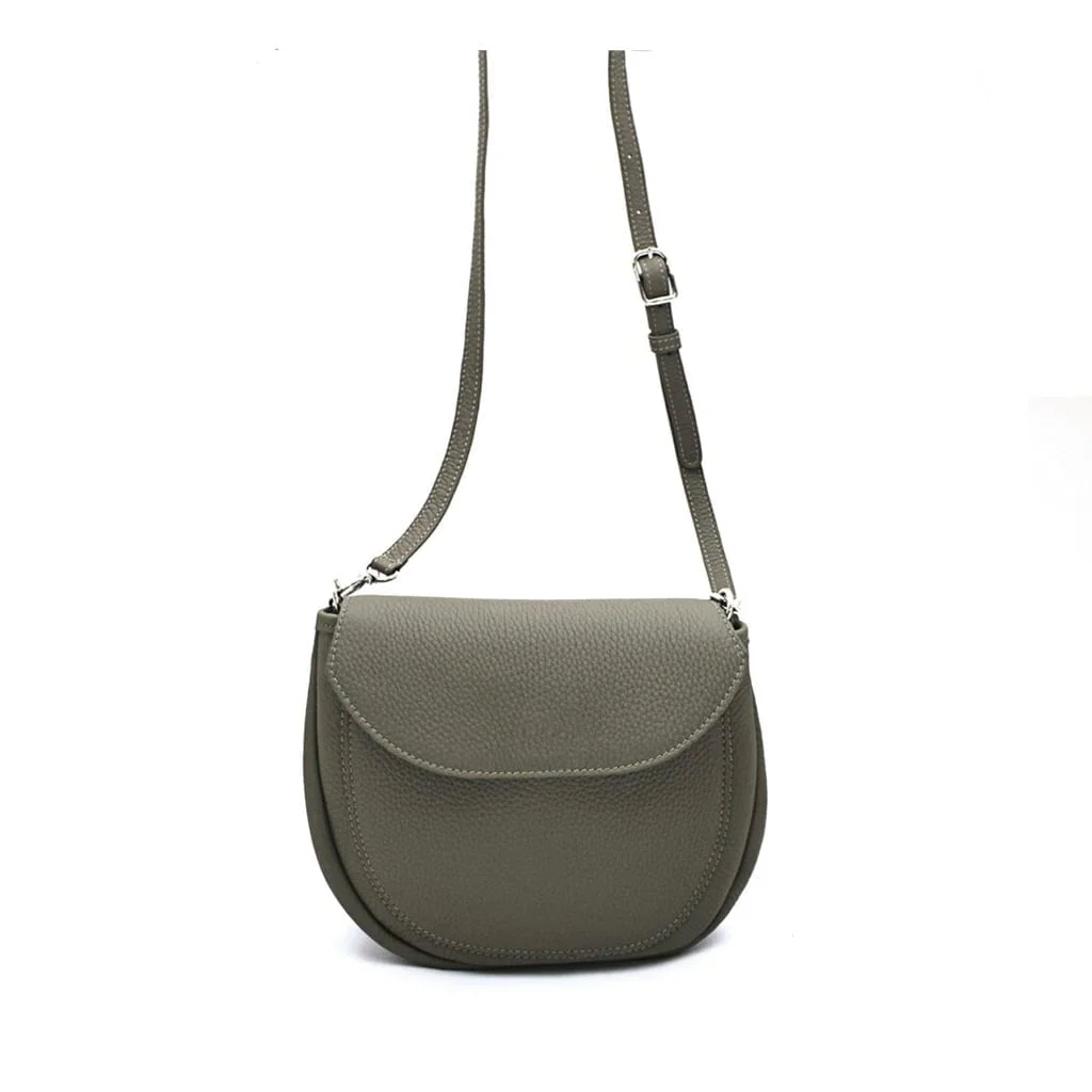 Un sac à bandoulière gris uni avec une texture grainée et une bandoulière réglable affiché sur un fond blanc.