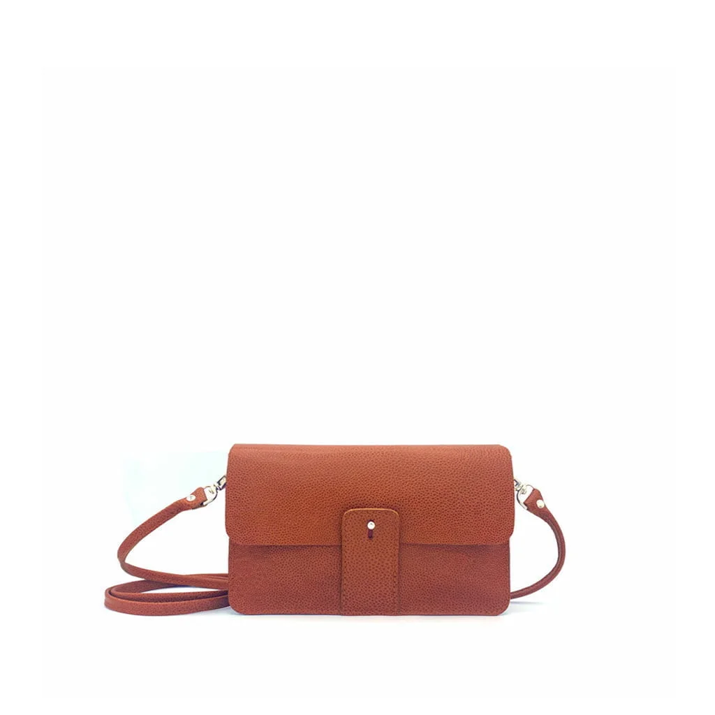 Un sac à bandoulière en cuir marron avec un rabat avant et une bandoulière réglable sur fond blanc.