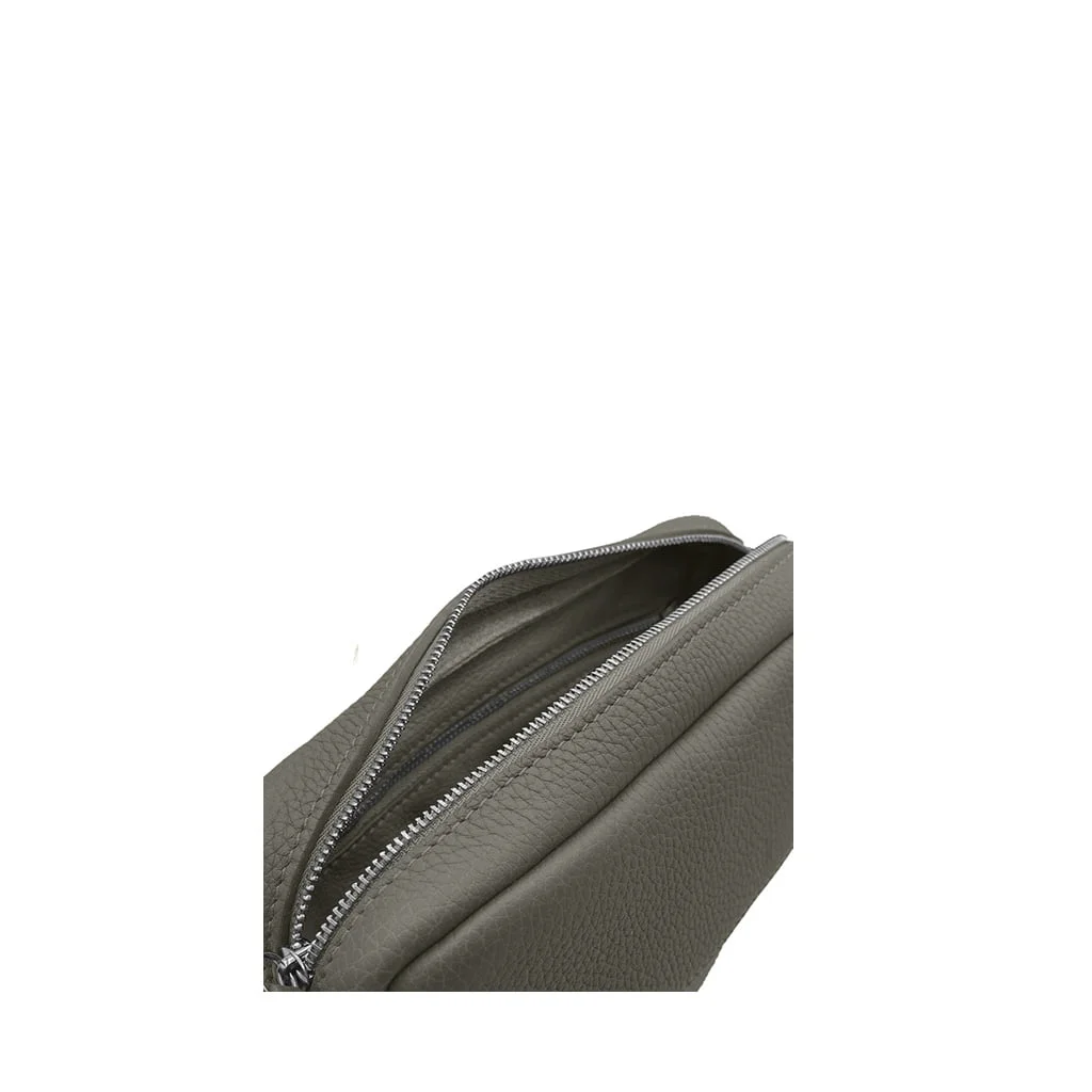 Une pochette en cuir gris partiellement ouverte avec une fermeture éclair visible.