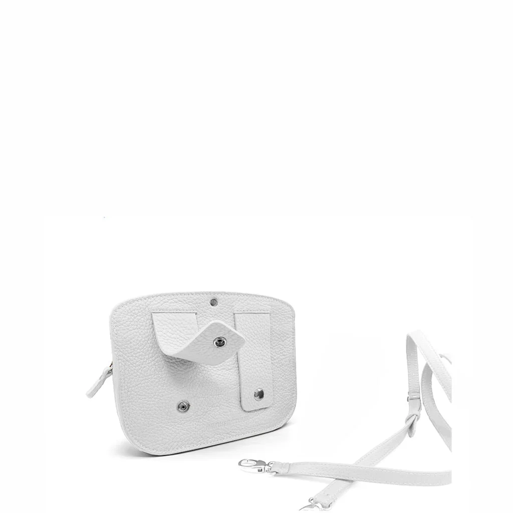 Sac en cuir blanc avec bandoulière réglable, doté d'une surface texturée et de fermetures à pression, positionné sur un fond blanc uni.