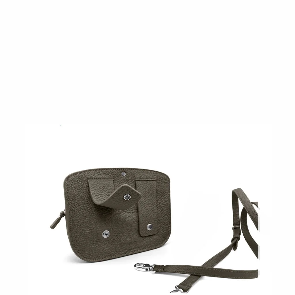 Un petit sac à bandoulière en cuir vert foncé avec une bandoulière amovible et une poche à rabat sur le devant.