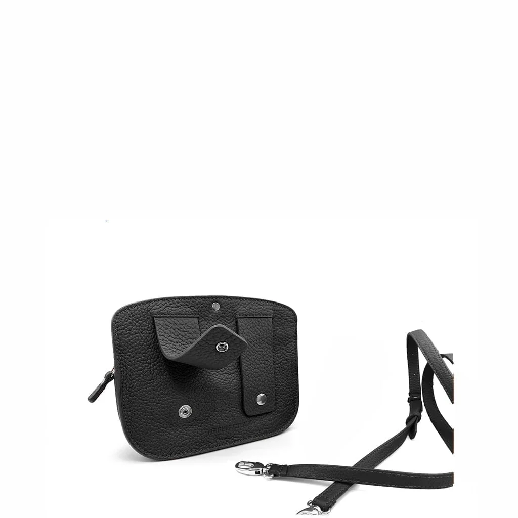 Sac bandoulière texturé noir avec bandoulière amovible, doté d'une poche à rabat avant avec fermetures à bouton-pression.