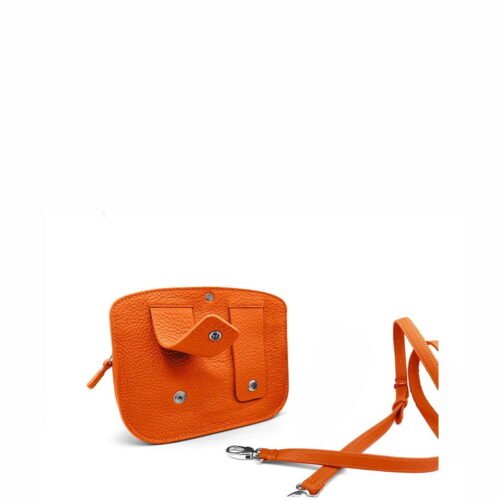 Sac bandoulière en cuir orange avec bandoulière amovible et boutons argentés, positionné à la verticale et sur un fond blanc uni.