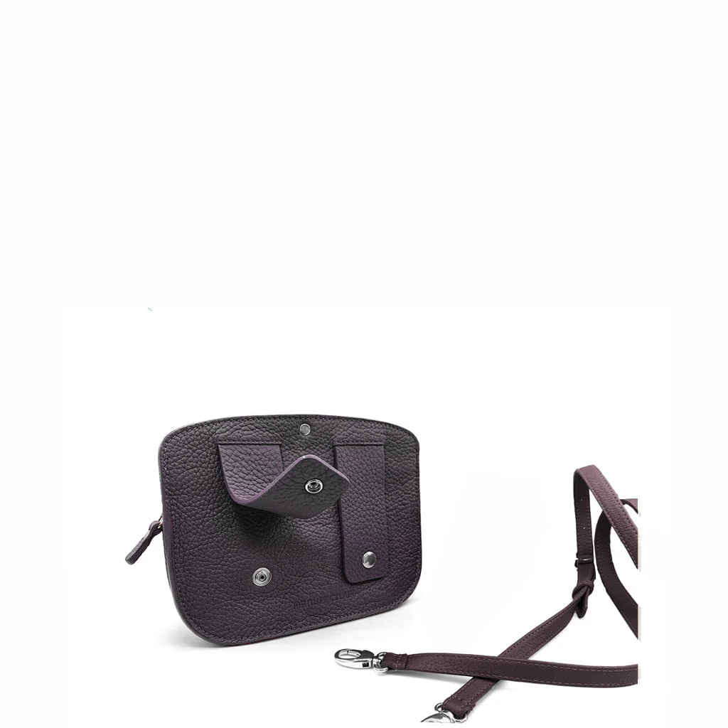Sac bandoulière en cuir marron avec bandoulière amovible, doté d'une poche avant et de fermoirs en métal, sur fond blanc.