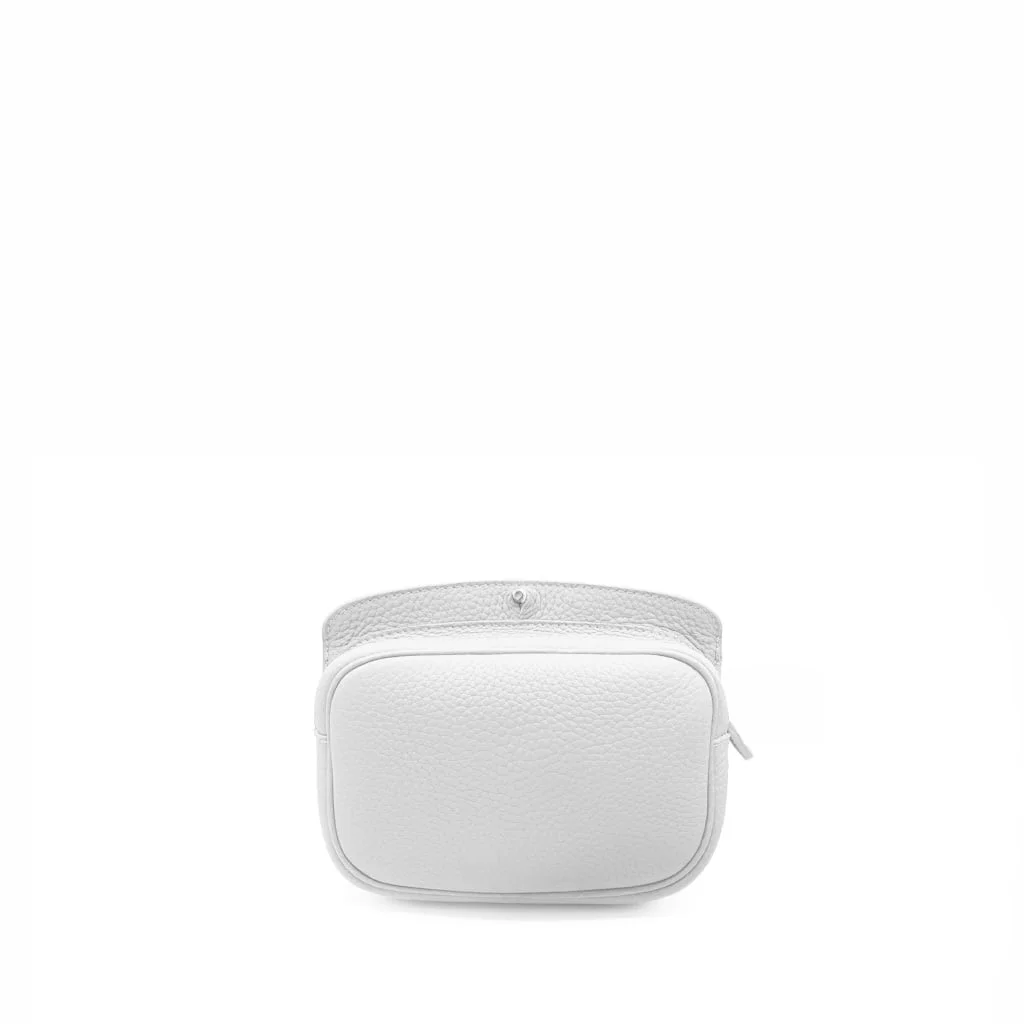 Un sac ceinture en cuir blanc avec un compartiment zippé et une sangle texturée, centré sur un fond blanc uni.