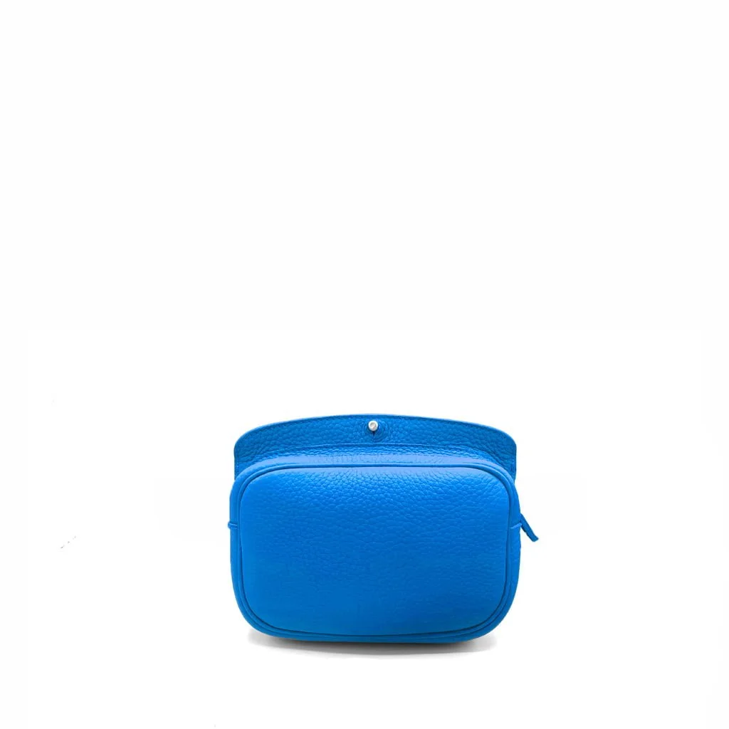 Une pochette texturée bleue avec un rabat et une fermeture à bouton-pression est centrée sur un fond blanc uni.