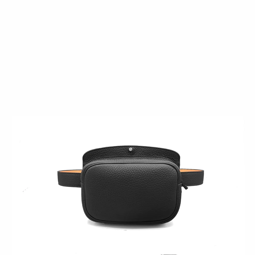Un sac ceinture en cuir noir avec une poche avant et une fermeture éclair sur le dessus, sur fond blanc.