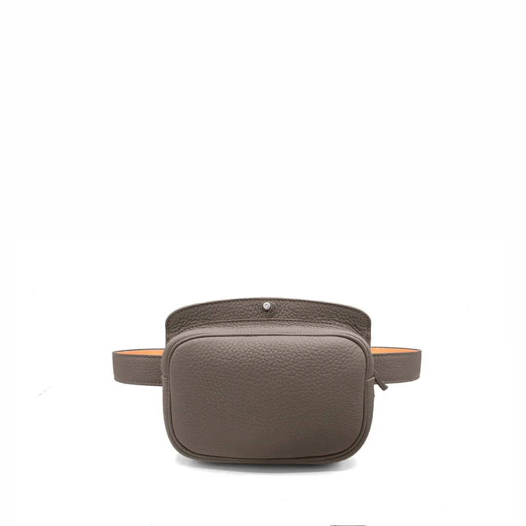 Sac banane en cuir gris avec un compartiment zippé et une fermeture à pression sur le dessus, présenté sur un fond blanc.