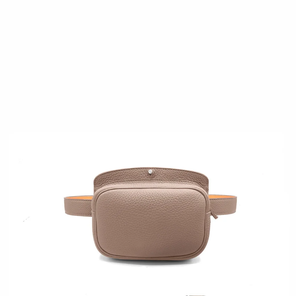 Un sac ceinture en cuir beige avec une poche avant et une bandoulière, sur fond blanc uni.
