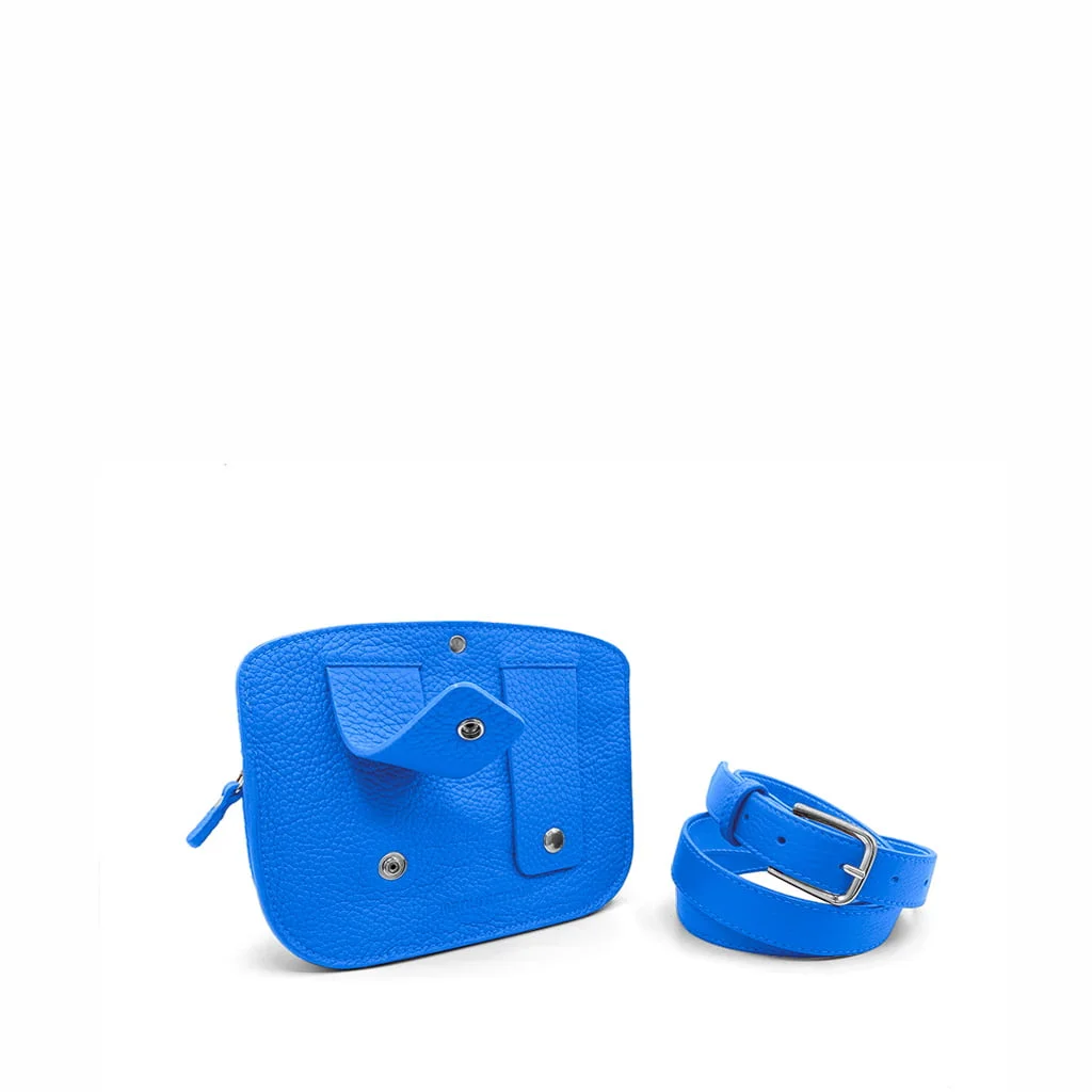 Une pochette en cuir bleu avec un rabat plié et des fermetures à pression, ainsi qu'une bandoulière réglable assortie avec une boucle en métal, toutes deux sur fond blanc.
