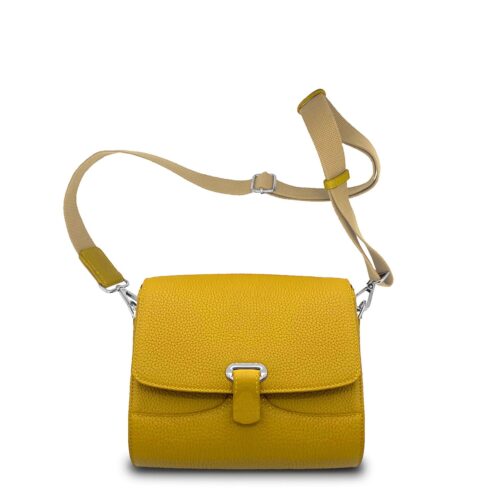 Le sac SAM présente un design en cuir texturé jaune, complété par une bandoulière réglable beige et fini avec du matériel argenté, joliment présenté sur un fond blanc.