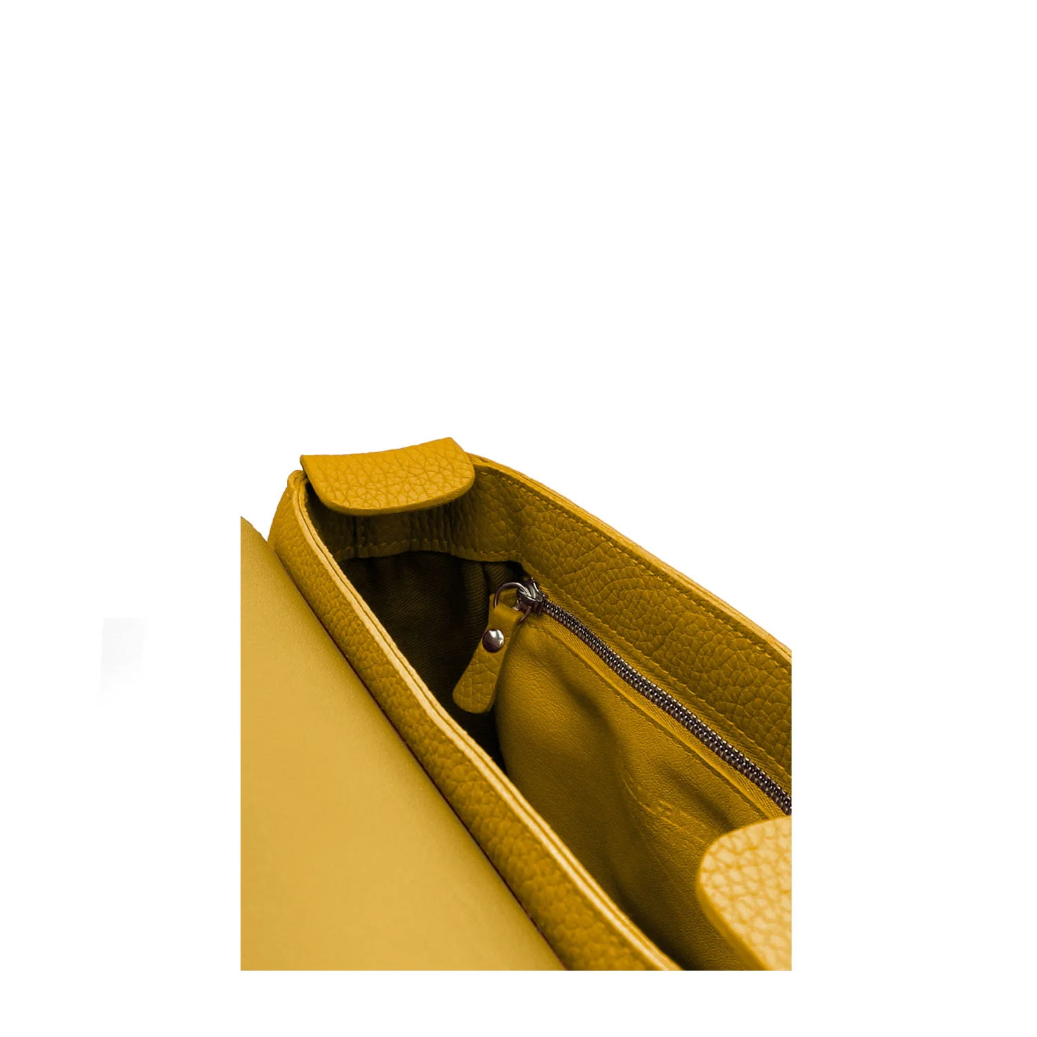 Un gros plan du sac en cuir jaune SAM ouvert révèle son intérieur avec une poche zippée et un rabat texturé.