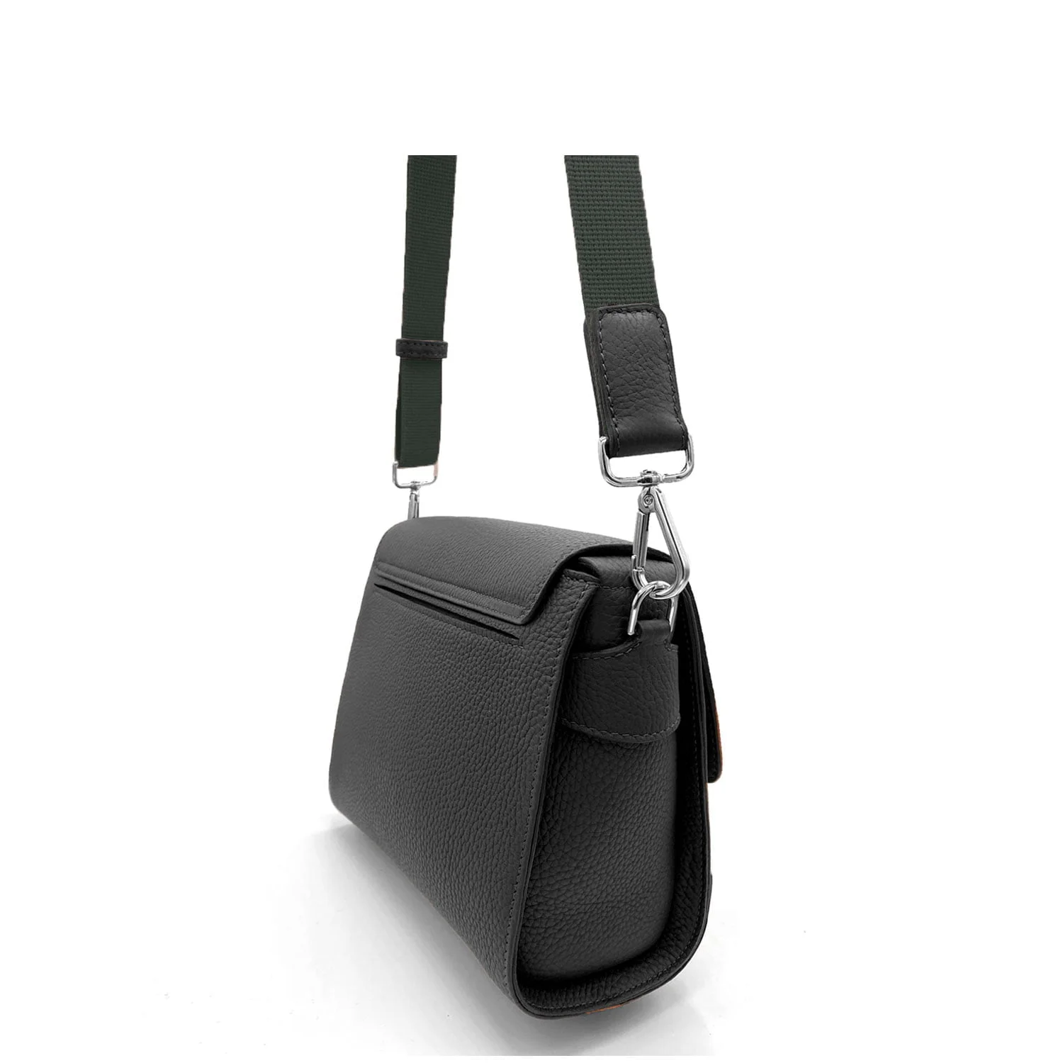 Le sac à bandoulière en cuir noir SAM, doté d'une bandoulière verte réglable et d'accessoires argentés, est placé sur un fond blanc uni.
