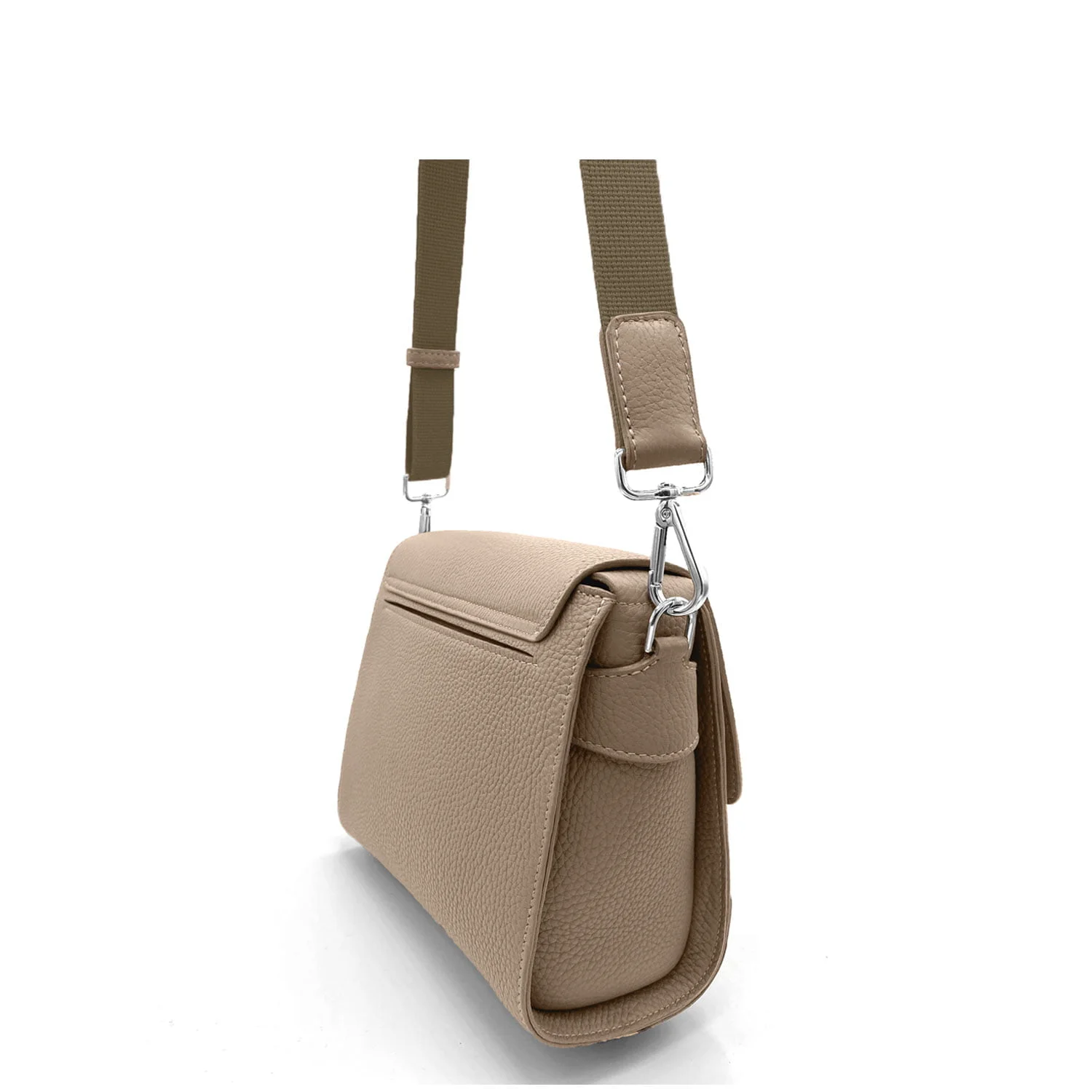 Le sac bandoulière SAM en cuir beige est doté d'une large bandoulière réglable et d'accessoires argentés, présentés de côté sur un fond blanc.